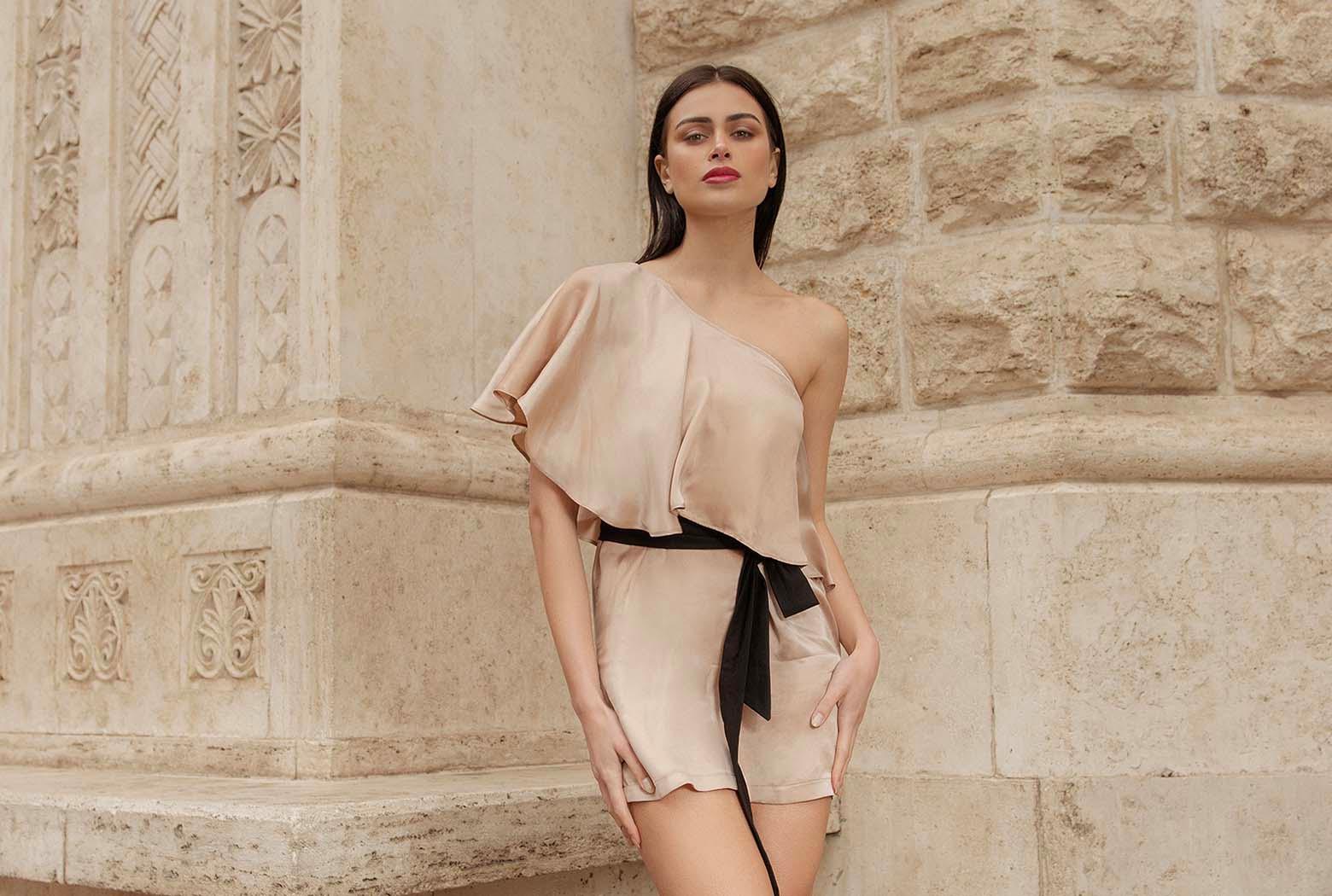 Alessia indossa per Malìa Lab brand di abbigliamento sostenibile sartoriale un abito in cupro e lyocell effetto scivolato simile alla seta