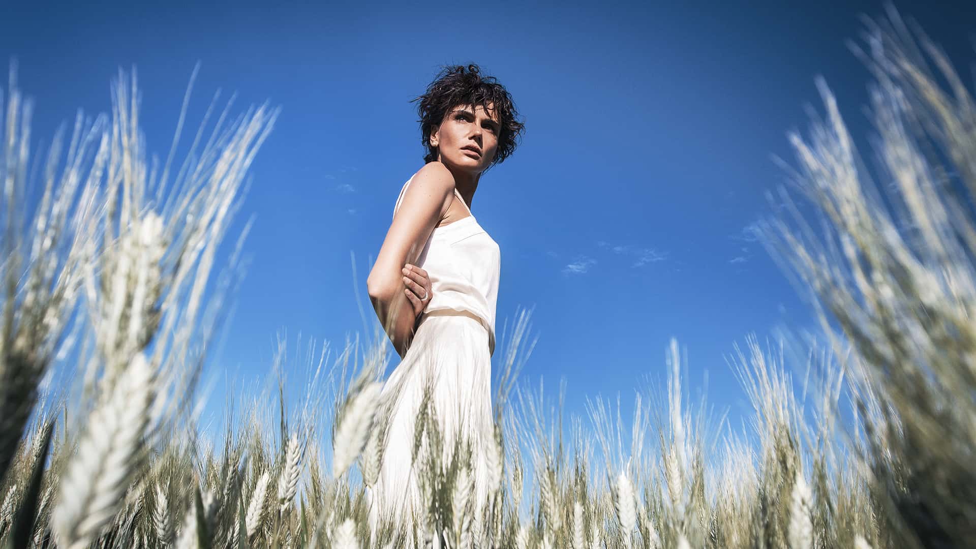 Francesca Polverini indossa Canottiera Perla Pantalone Ariel lyocell alga traspirante effetto lucente abbigliamento etico sostenibile malia lab sartoriale