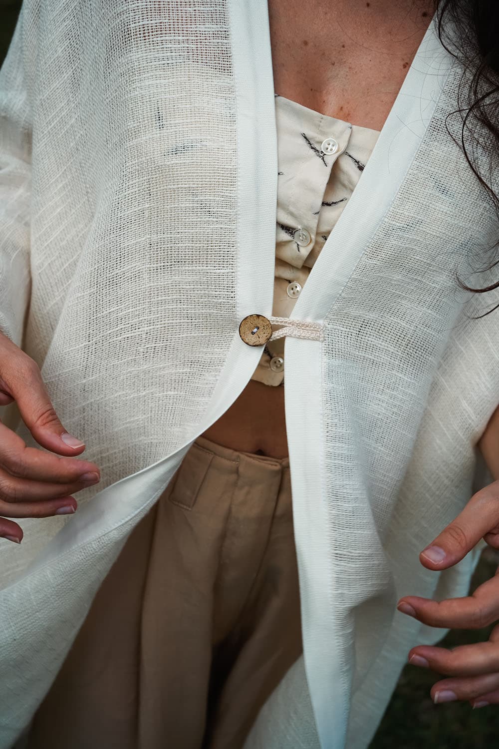 Poncho telaio manuale calabrese lino malia lab atelier moda etica artigianale realizzato artigianalmente abbigliamento sostenibile capospalla sostenibile fatto su misura dettaglio abbottonatura