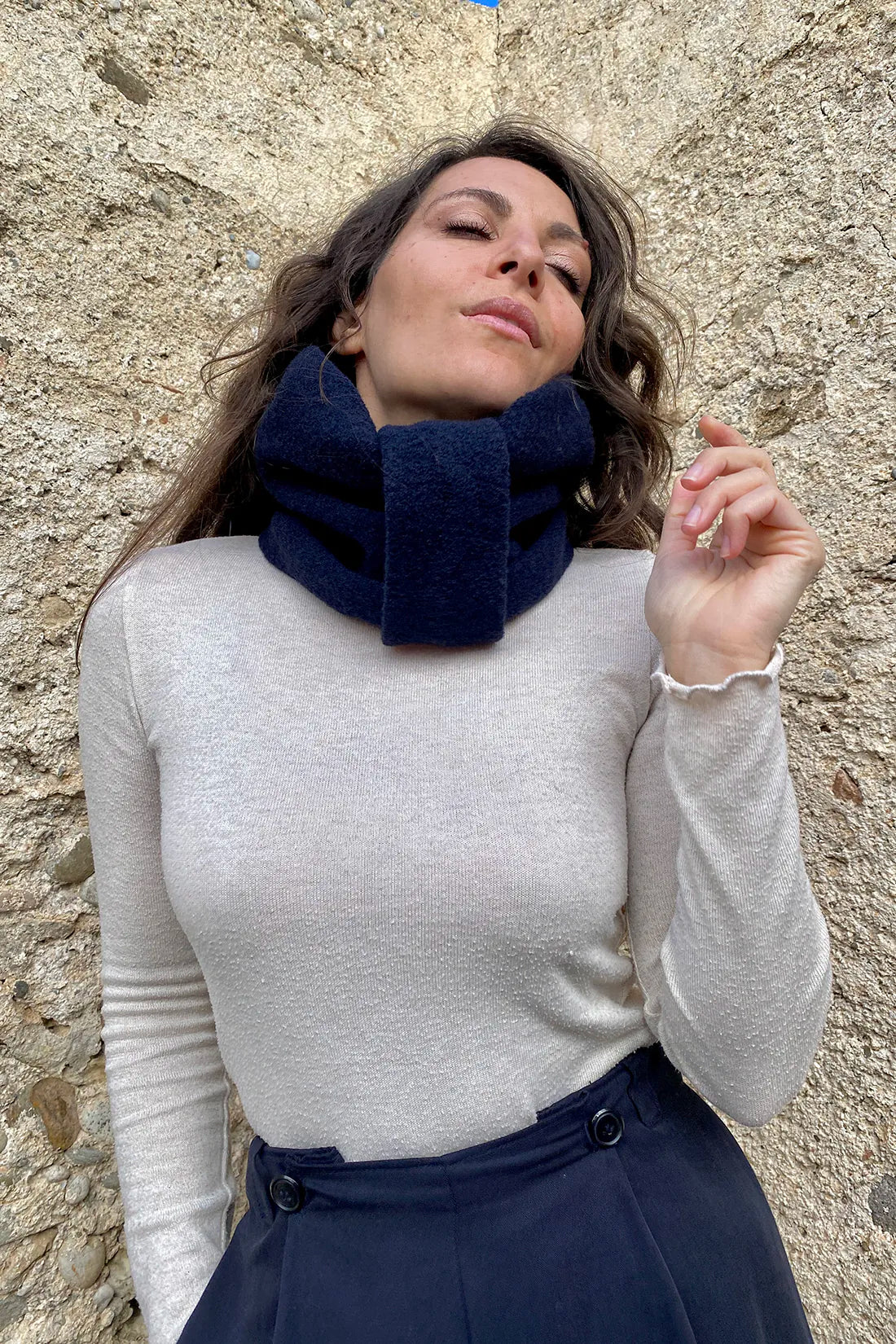 Scaldacollo AMIA lana cotta deadstock cotone biologico accessori abbigliamento donna sostenibile malia lab blu dettaglio