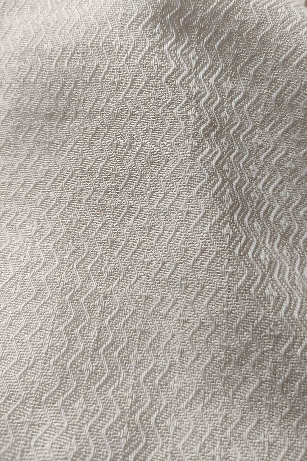 Scialle VANNA seta vancale ampio atelier moda sostenibile abbigliamento etico artigianale avvolgente lavorazione a zig zag con fiore