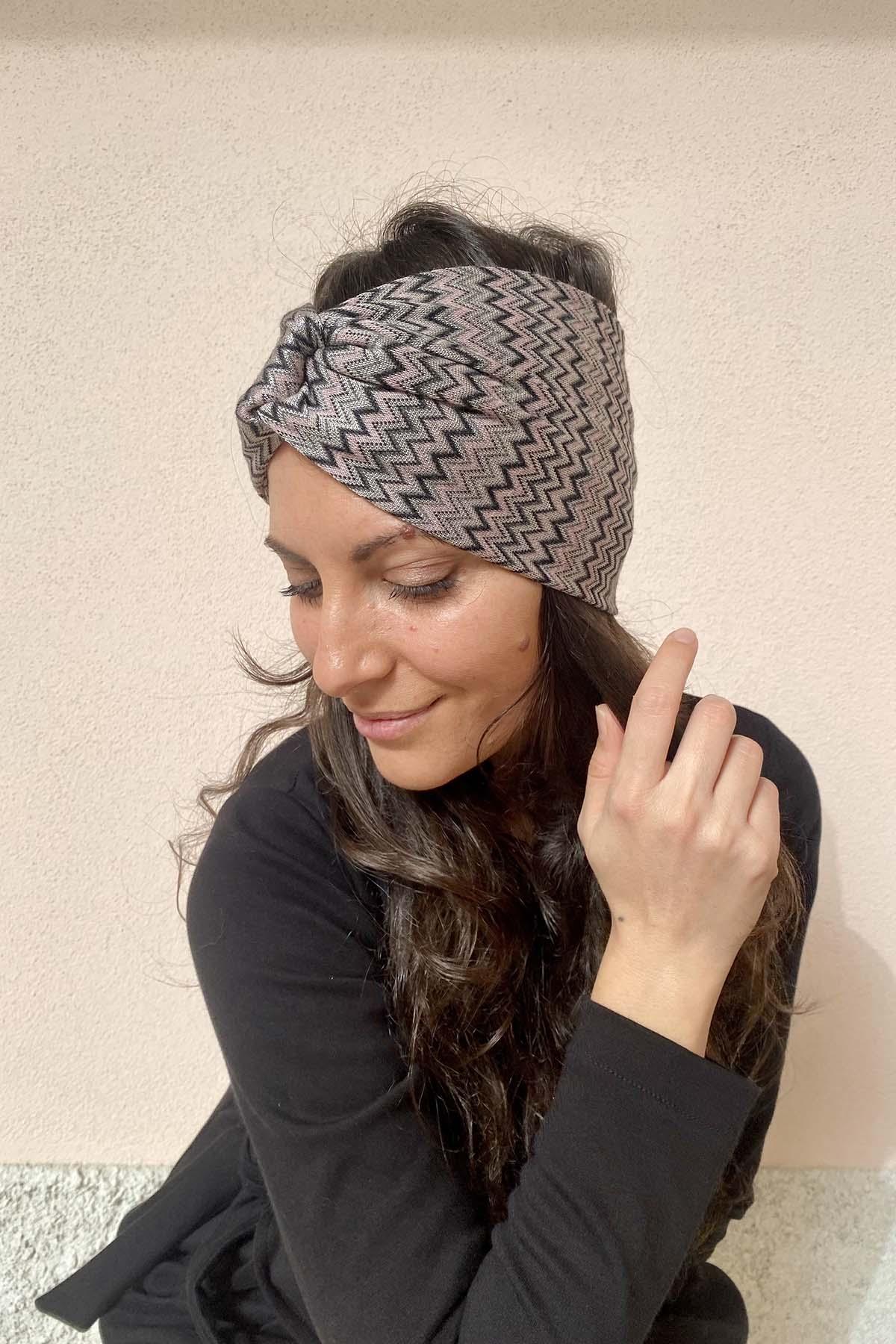 Fascia incrociata Mara accessori di moda sostenibili calda ecoviscosa a trama geometrica base grigio rosa atelier moda sostenibile accessori artigianali