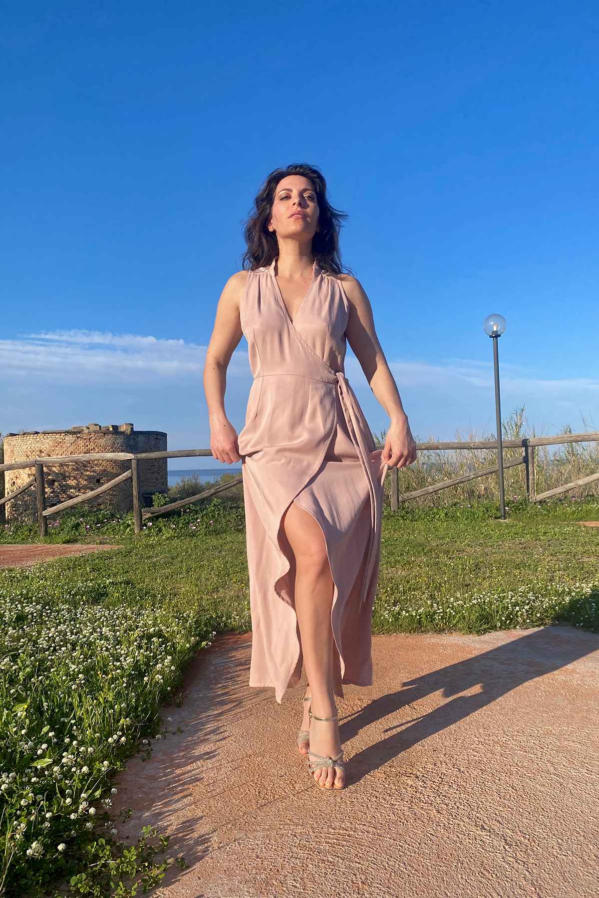 Abito Beatriz tencel lyocell brand malia lab abbigliamento sartoriale sostenibile ampio spacco
