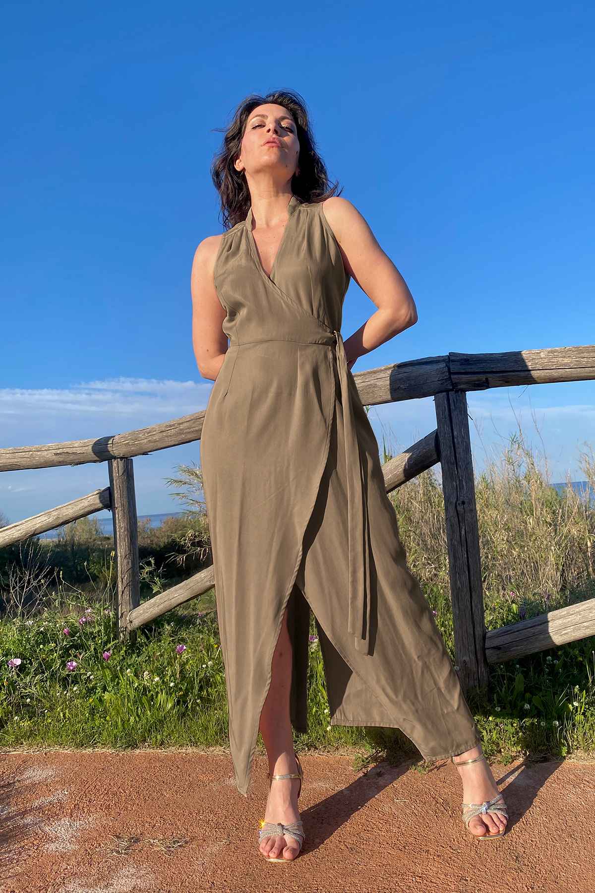 Abito Beatriz tencel lyocell brand malia lab abbigliamento sartoriale sostenibile verde cachi
