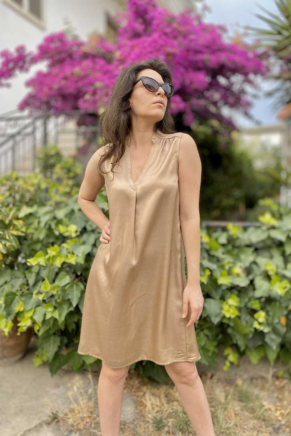 Abito Clara cupro lyocell abbigliamento sostenibile vestiti ecosostenibili donna brand malia lab abiti sartoriali nude dettaglio scollatura
