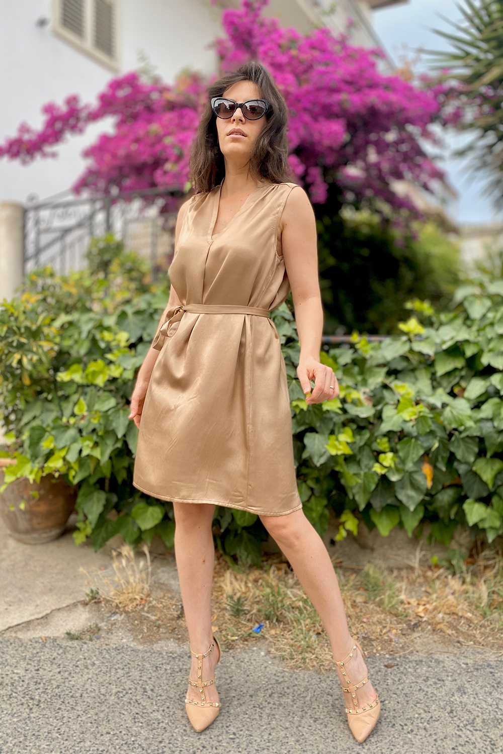 Abito Clara cupro lyocell con cinta abbigliamento sostenibile vestiti ecosostenibili donna brand malia lab abiti sartoriali nude vista frontale