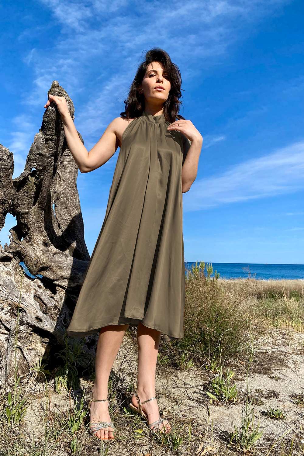 Abito Emily cerimonia cupro lyocell seacell elegante chic abbigliamento sostenibile vestiti ecosostenibili donna brand malia lab moda etica sartoriale colore verde cachi
