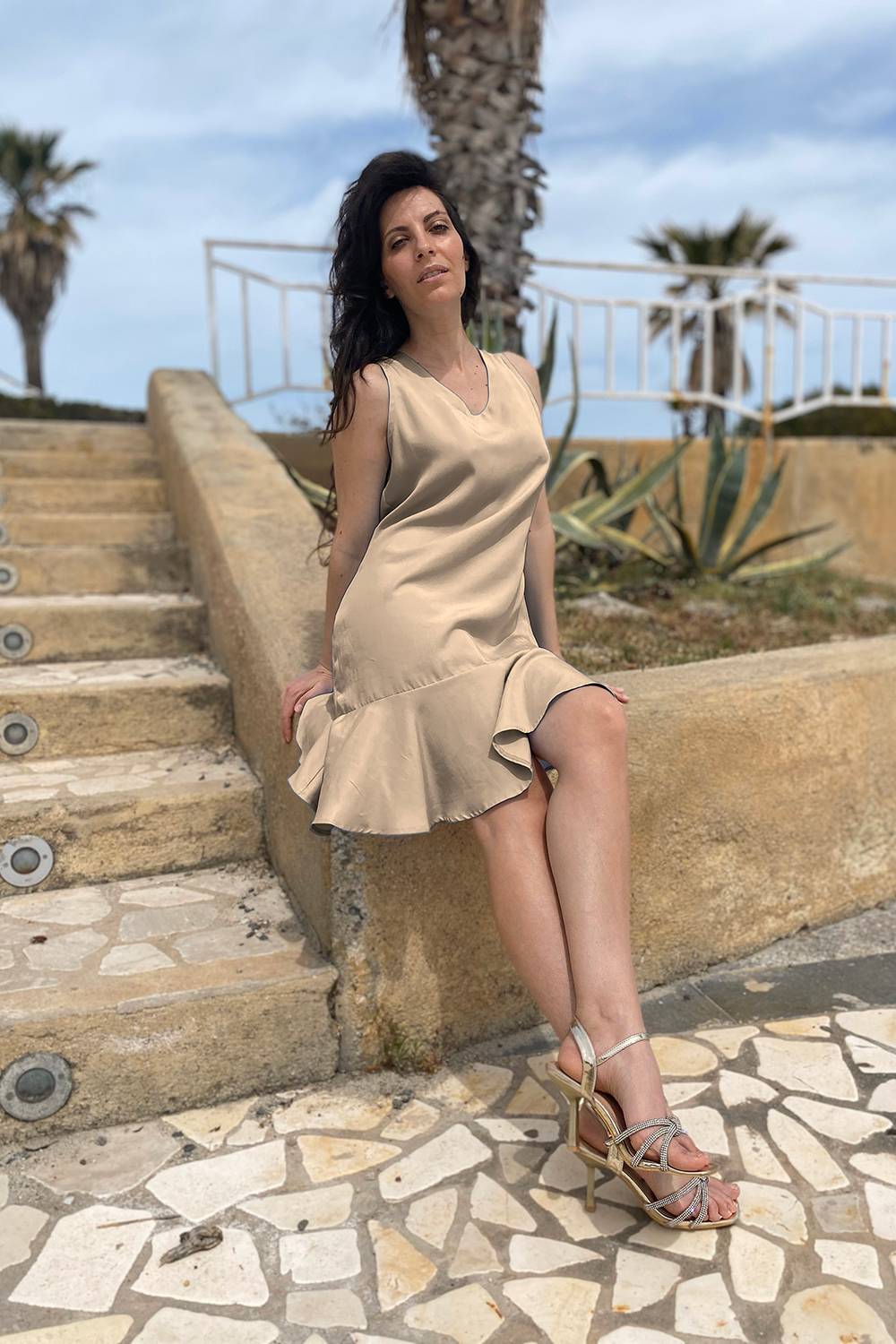 Abito in tencel lyocell abbigliamento sostenibile vestiti ecosostenibili donna brand malia lab moda etica sartoriale balze arricciate beige