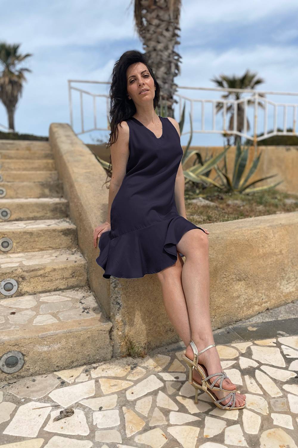 Abito in tencel lyocell abbigliamento sostenibile vestiti ecosostenibili donna brand malia lab moda etica sartoriale balze arricciate blu notte