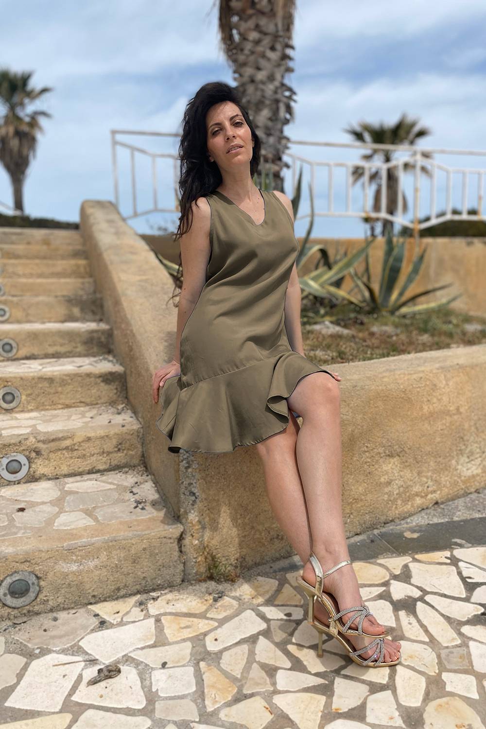 Abito in tencel lyocell abbigliamento sostenibile vestiti ecosostenibili donna brand malia lab moda etica sartoriale balze arricciate verde cachi