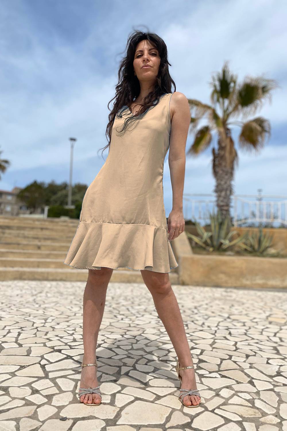 Abito in tencel lyocell abbigliamento sostenibile vestiti ecosostenibili donna brand malia lab moda etica sartoriale balze arricciate beige