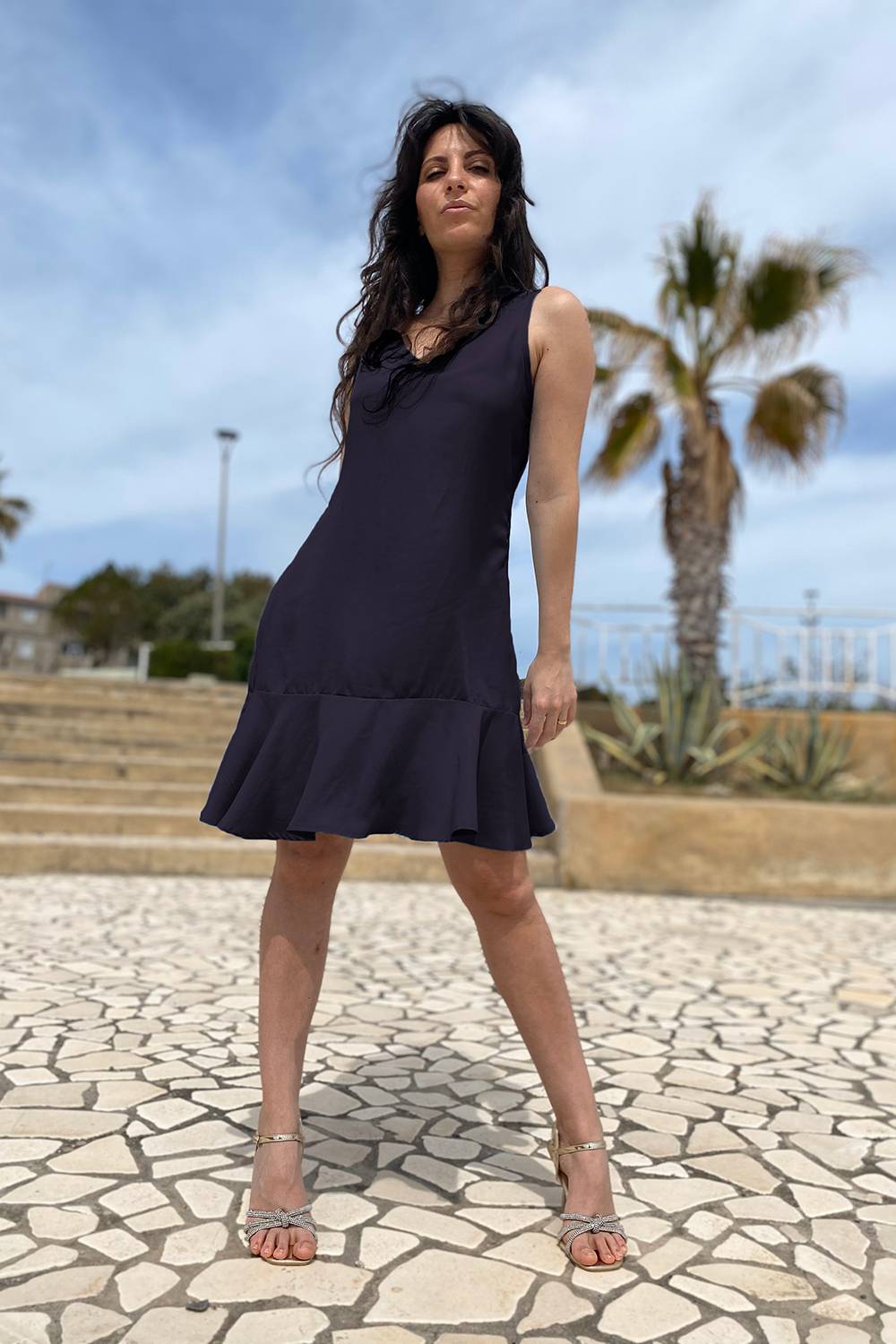 Abito in tencel lyocell abbigliamento sostenibile vestiti ecosostenibili donna brand malia lab moda etica sartoriale balze arricciate blu notte