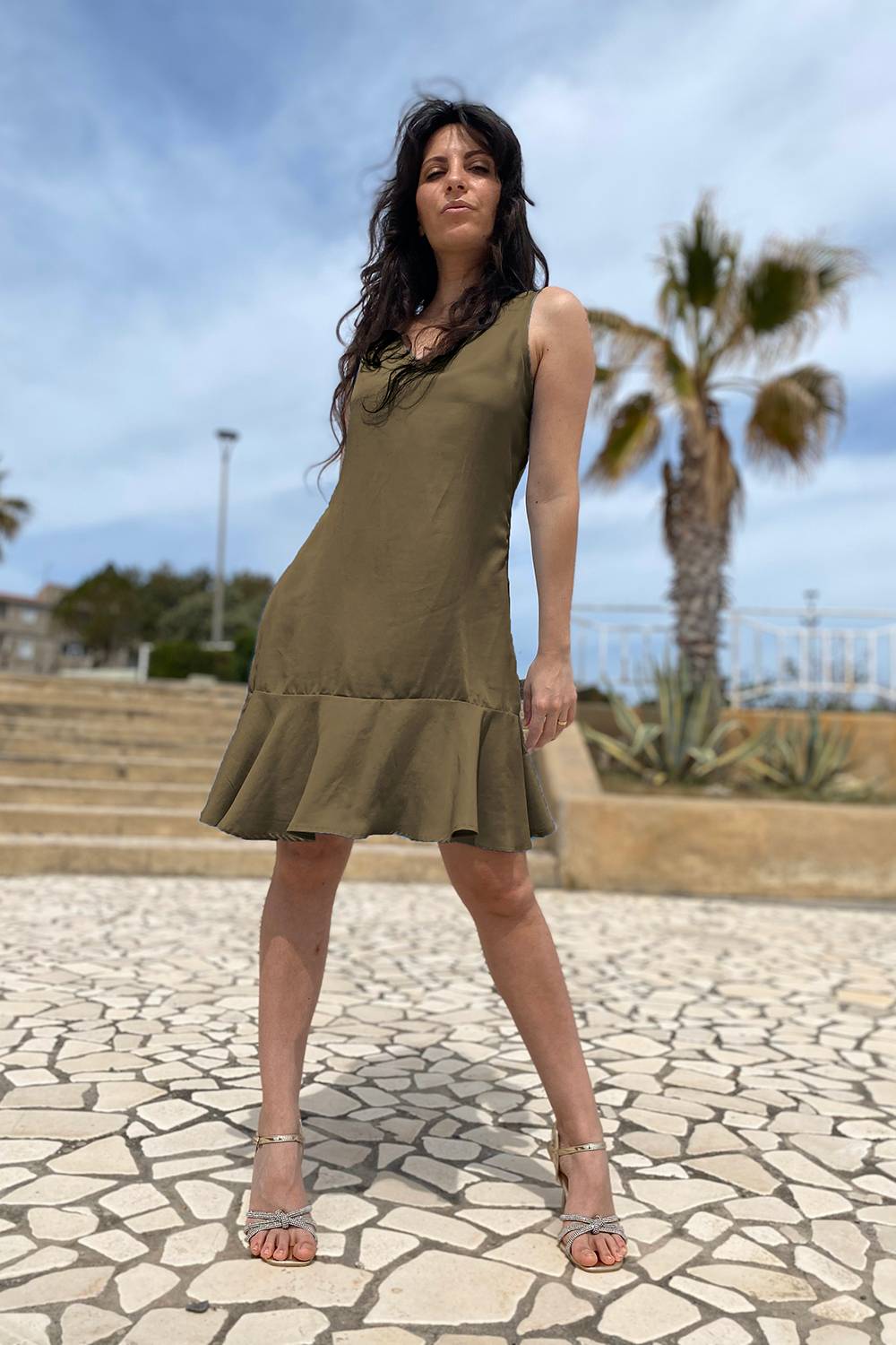 Abito in tencel lyocell abbigliamento sostenibile vestiti ecosostenibili donna brand malia lab moda etica sartoriale balze arricciate verde cachi