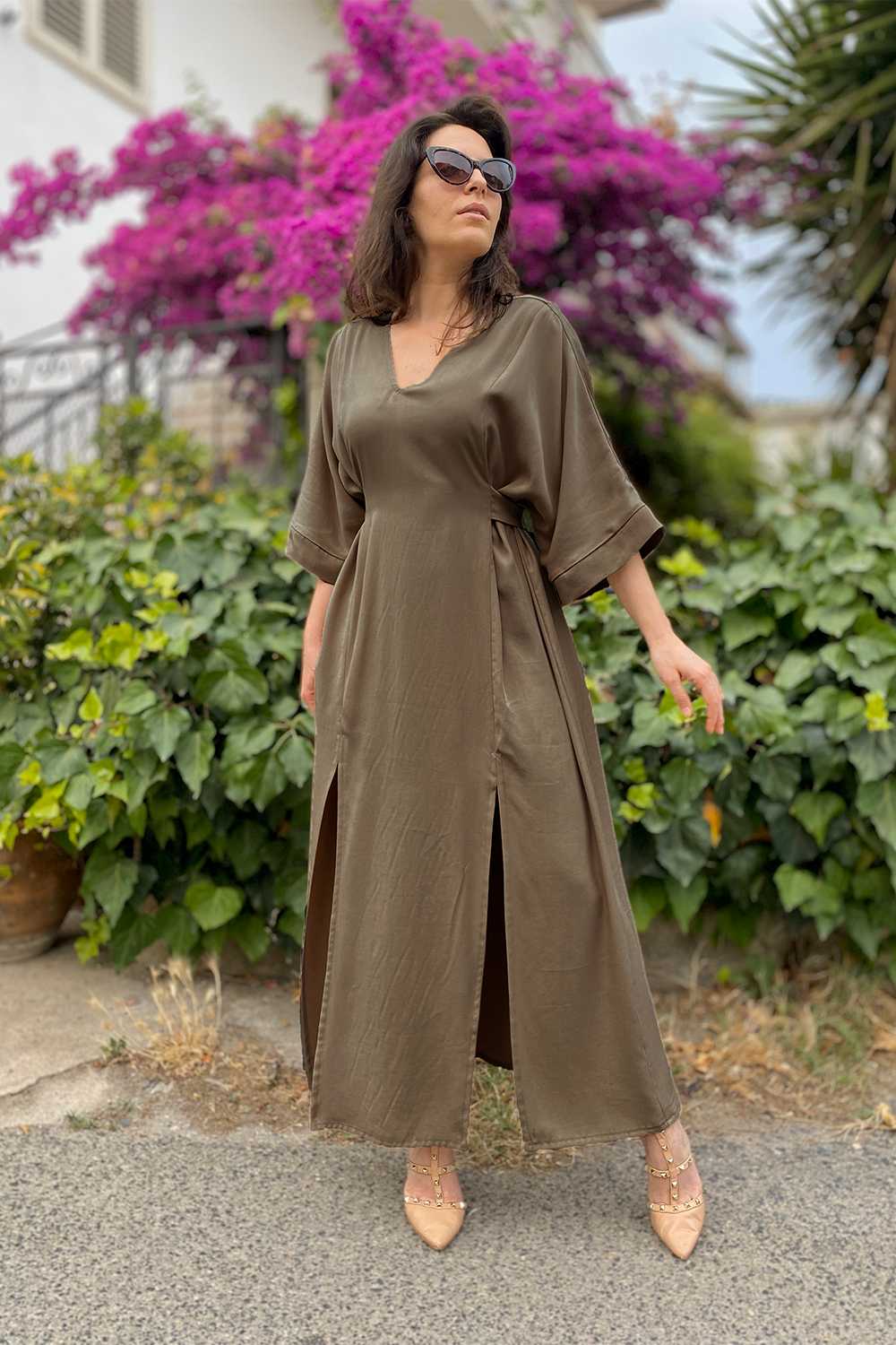 Abito Kimiko incrociato tencel lyocell vestiti sostenibili donna abbigliamento ecosostenibile brand malia lab abito sartoriale liscio verde cachi