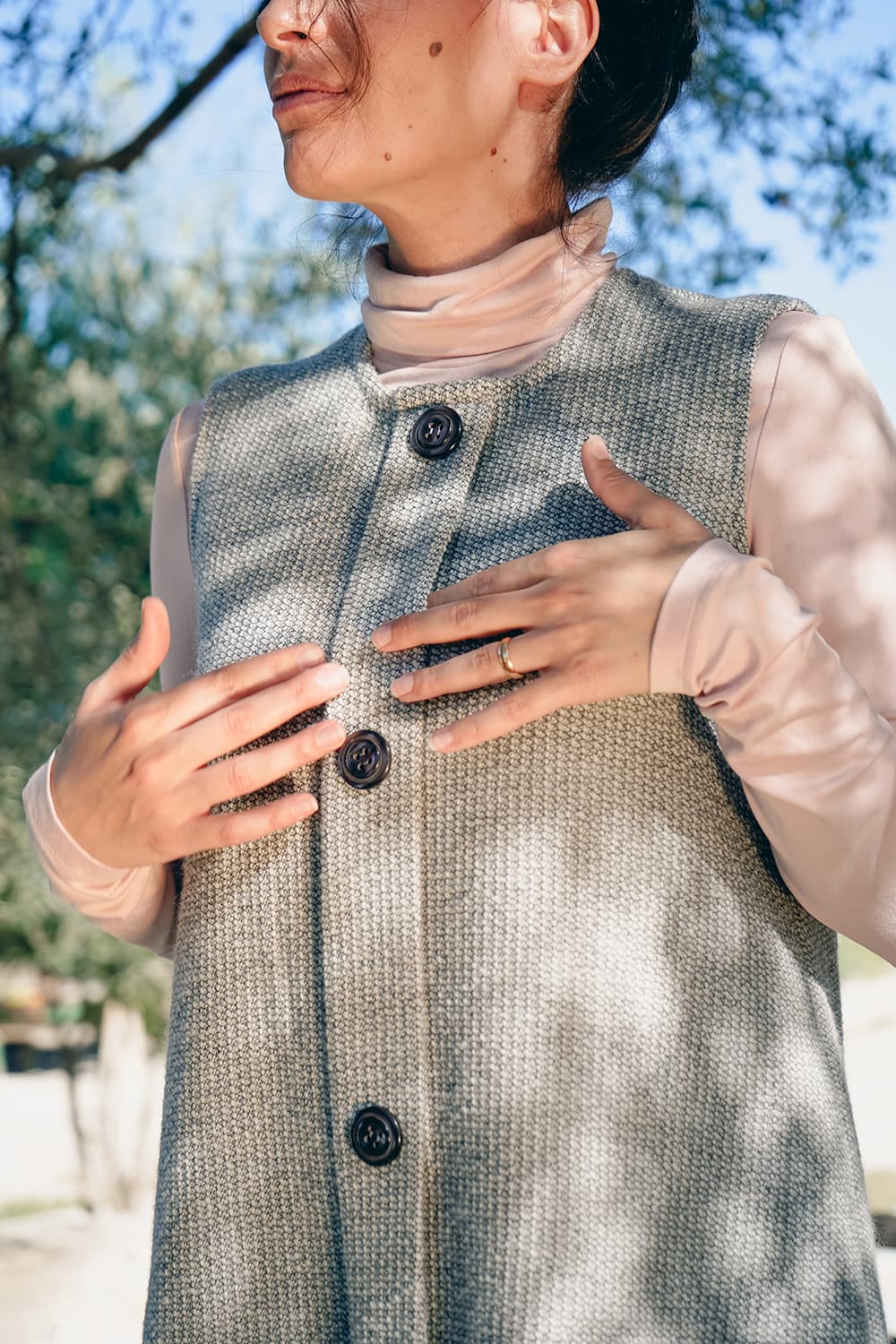 Abito Lana lana biologica Flavia Amato malia lab atelier moda abbigliamento sostenibile artigianale modello a trapezio comodo che non segna le forme dettaglio bottoni