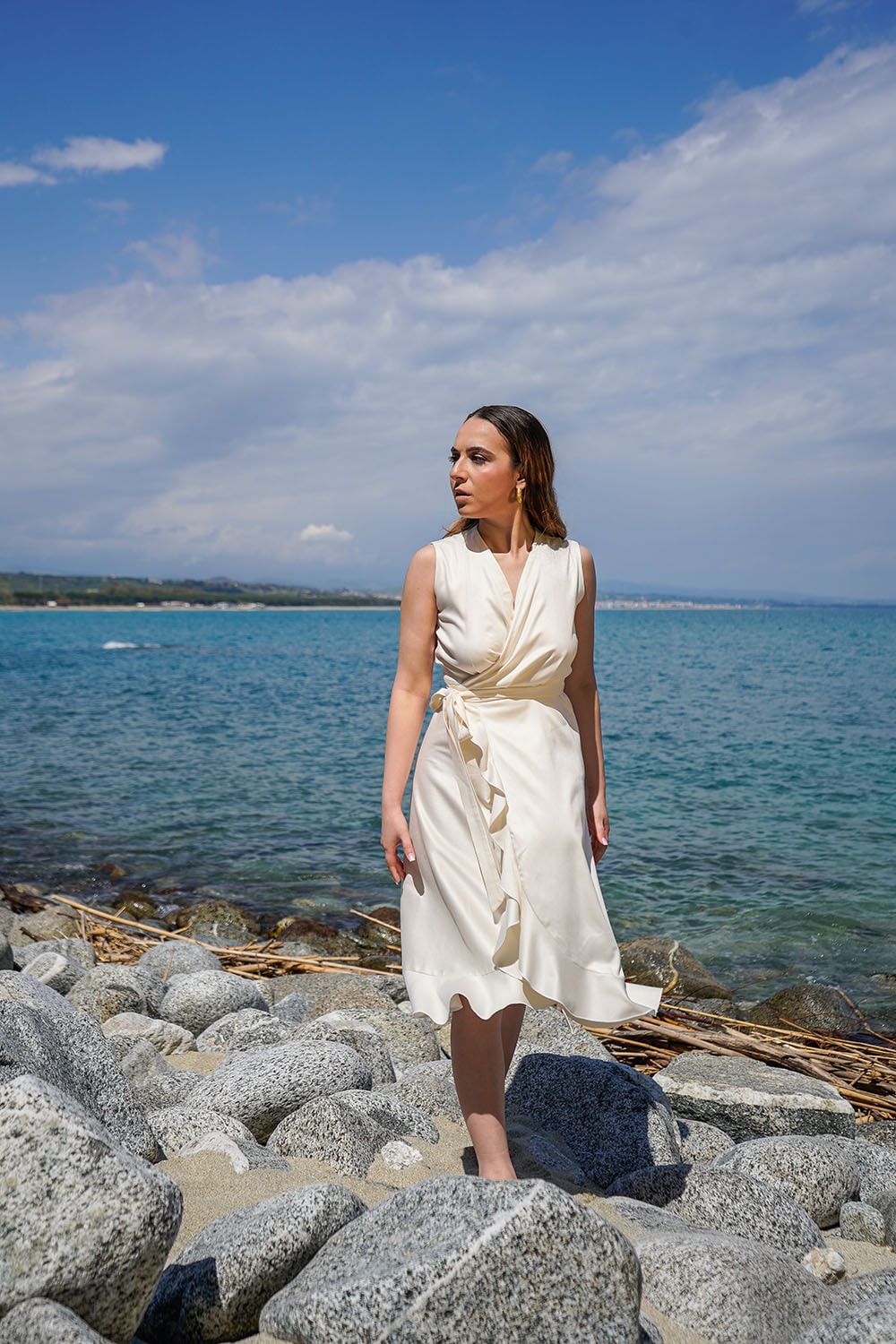 Noemi Spinetti indossa Abito Laura bamboo incrociato malia lab moda etica abbigliamento sostenibile vestito in bamboo abito sartoriale fibre naturali 