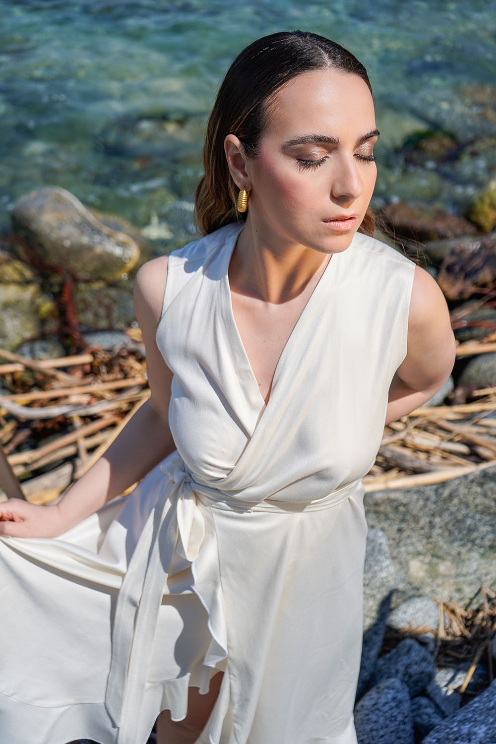 Noemi Spinetti influencer calabrese indossa Abito Laura bamboo incrociato malia lab atelier moda artigianale etica