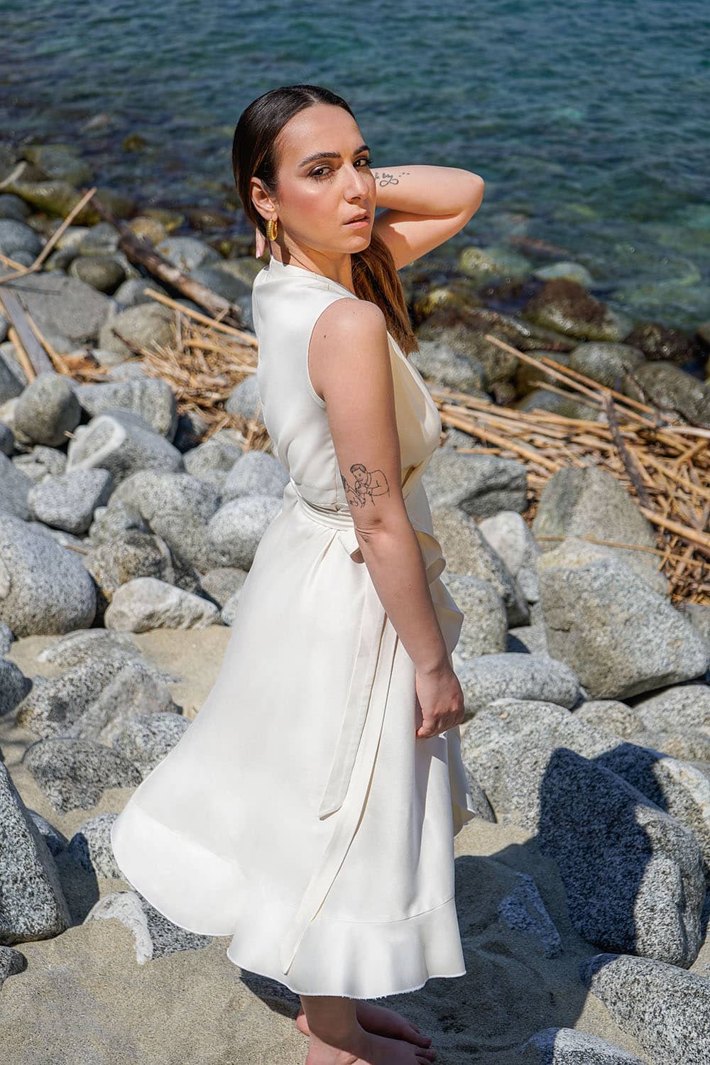 Noemi Spinetti indossa Abito Laura bamboo incrociato malia lab atelier moda artigianale etica abbigliamento sostenibile vestito in bamboo abito sartoriale fibre naturali dettaglio gonna