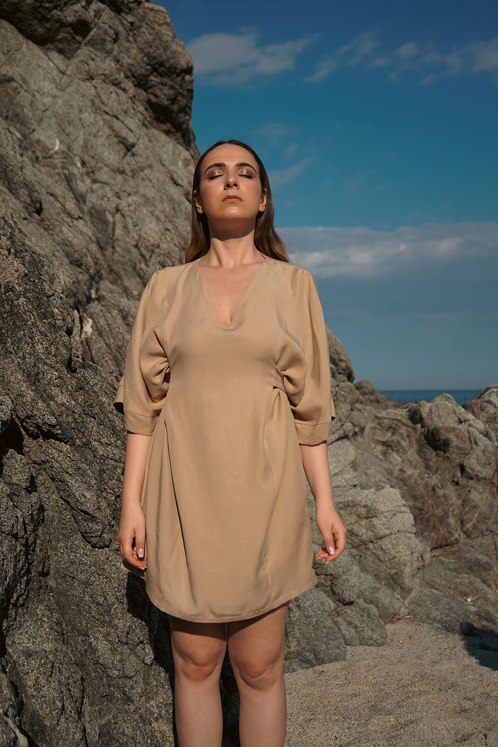 Noemi Spinetti indossa Abito kimono Mariko tencel lyocell ampio elegante cinta in vita moda etica artigianale brand malia lab abbigliamento biologico sostenibile