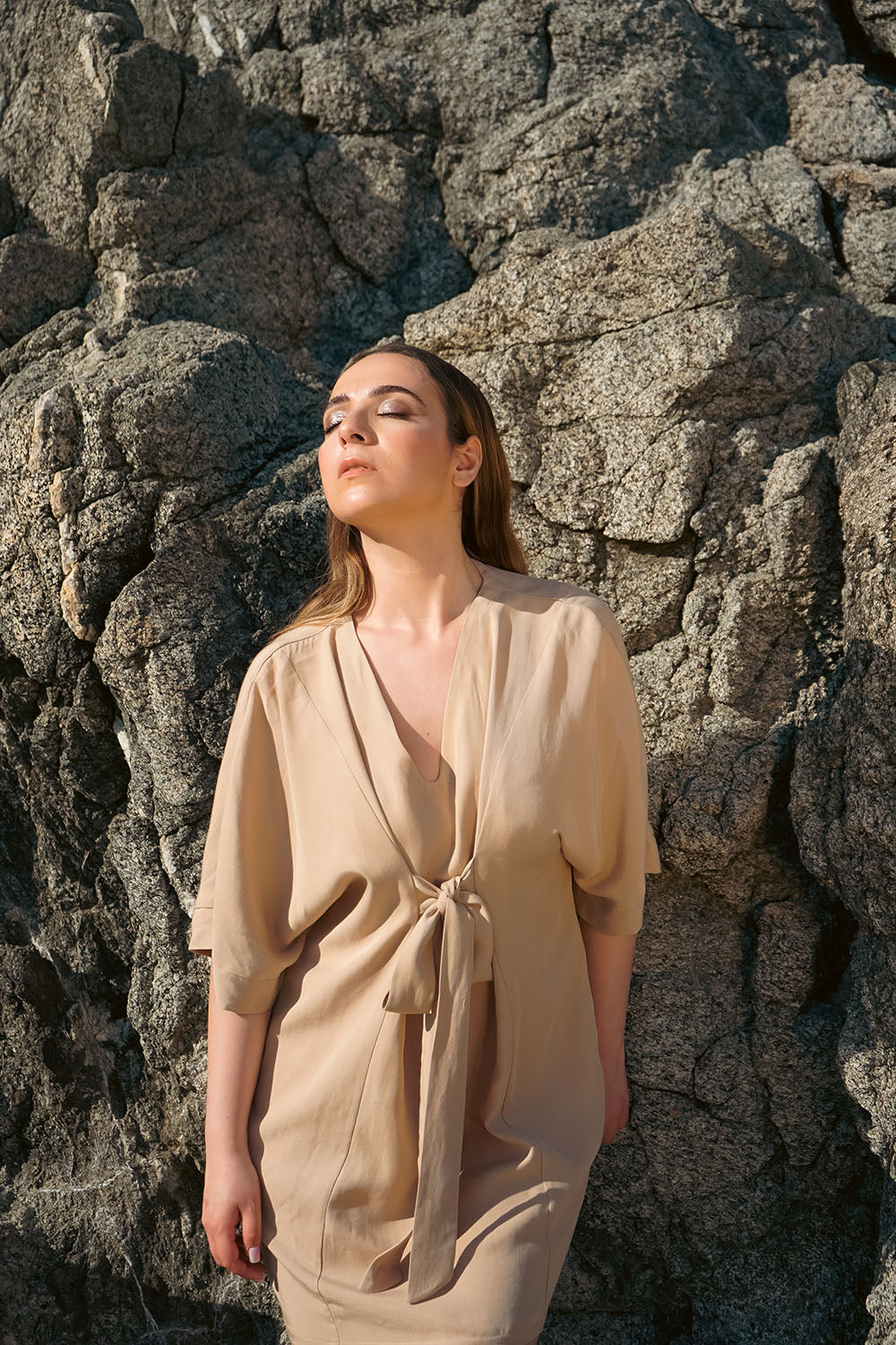 Noemi Spinetti indossa Abito in tencel lyocell ampio elegante cinta in vita moda etica artigianale brand malia lab abbigliamento biologico sostenibile vestiti ecosostenibili 