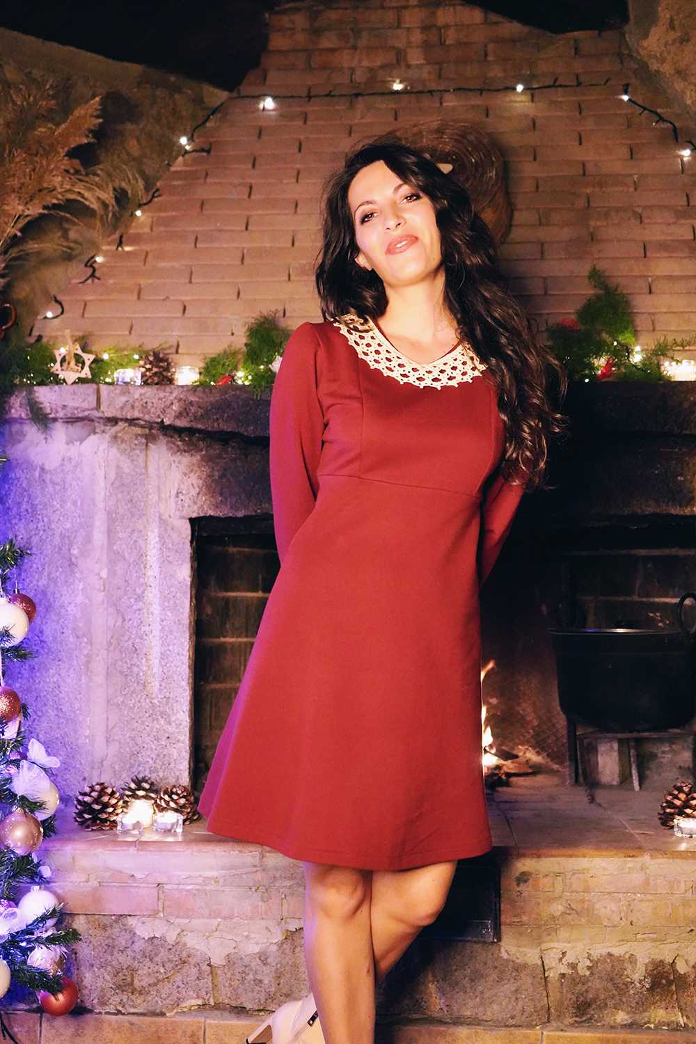 Abito Monica linea ad A taglio impero cotone biologico Flavia Amato malia lab atelier moda abbigliamento etico artigianale colletto uncinetto bordeaux