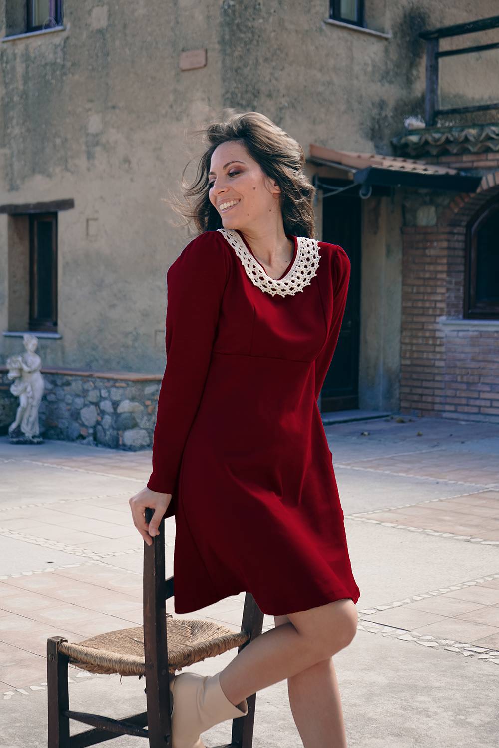 Abito Monica linea ad A taglio impero cotone biologico Flavia Amato malia lab atelier moda abbigliamento sostenibile artigianale colletto uncinetto bordeaux