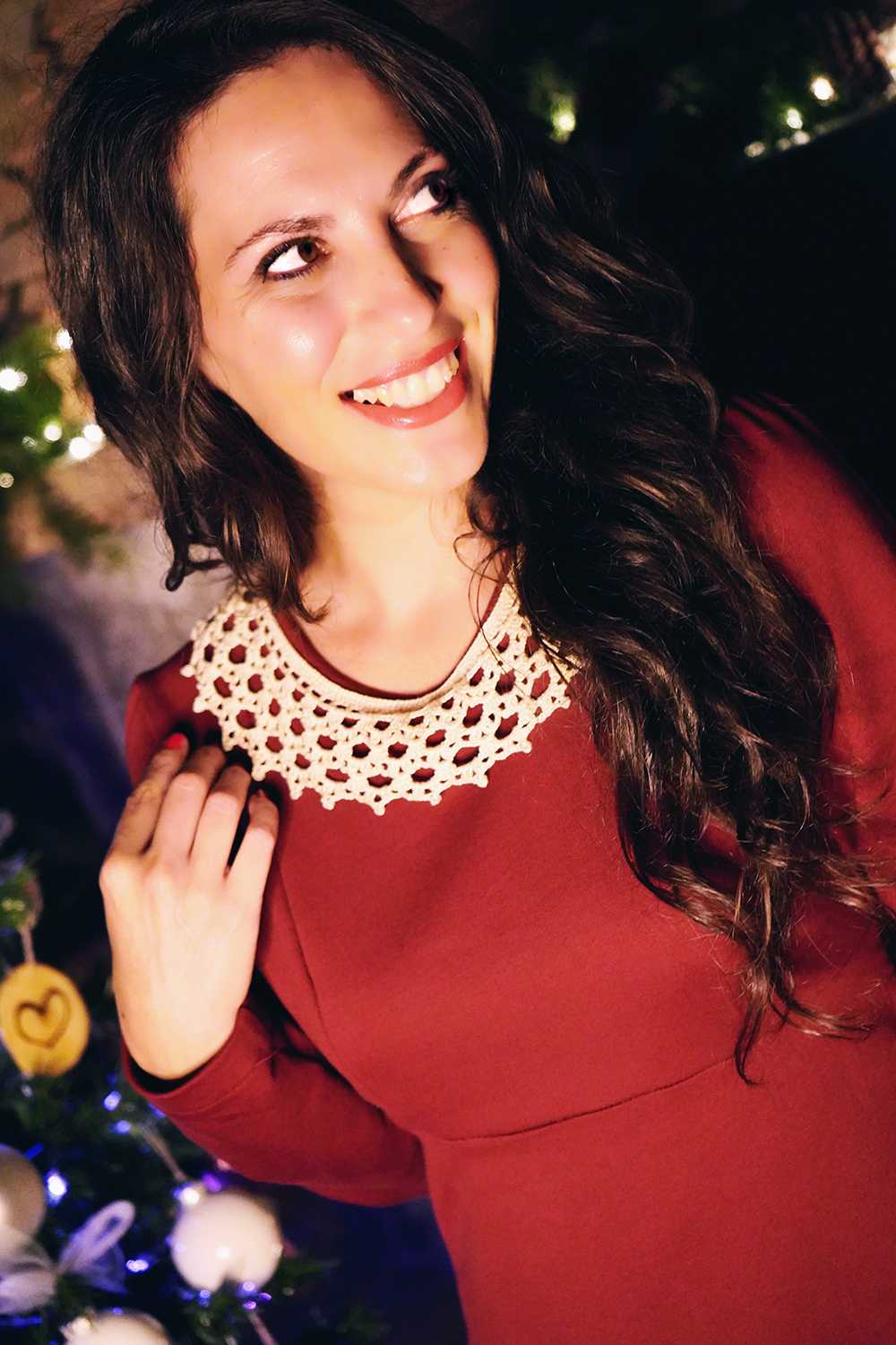 Abito Monica linea ad A taglio impero cotone biologico Flavia Amato malia lab atelier moda abbigliamento etico artigianale colletto uncinetto bordeaux dettaglio
