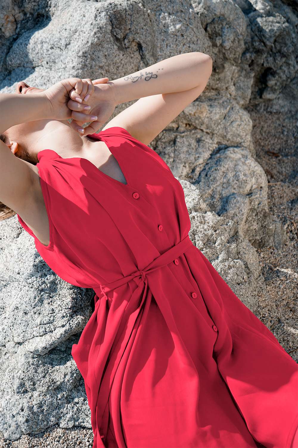 Abito Serena tencel lyocell brand malia lab moda artigianale abbigliamento biologico sostenibile vestiti ecosostenibili donna fibre naturali dettaglio ravvicinato lampone