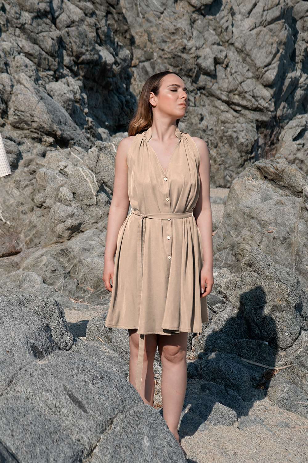 Abito Serena tencel lyocell brand malia lab moda artigianale abbigliamento biologico sostenibile vestiti ecosostenibili donna fibre naturali dettaglio ravvicinato beige