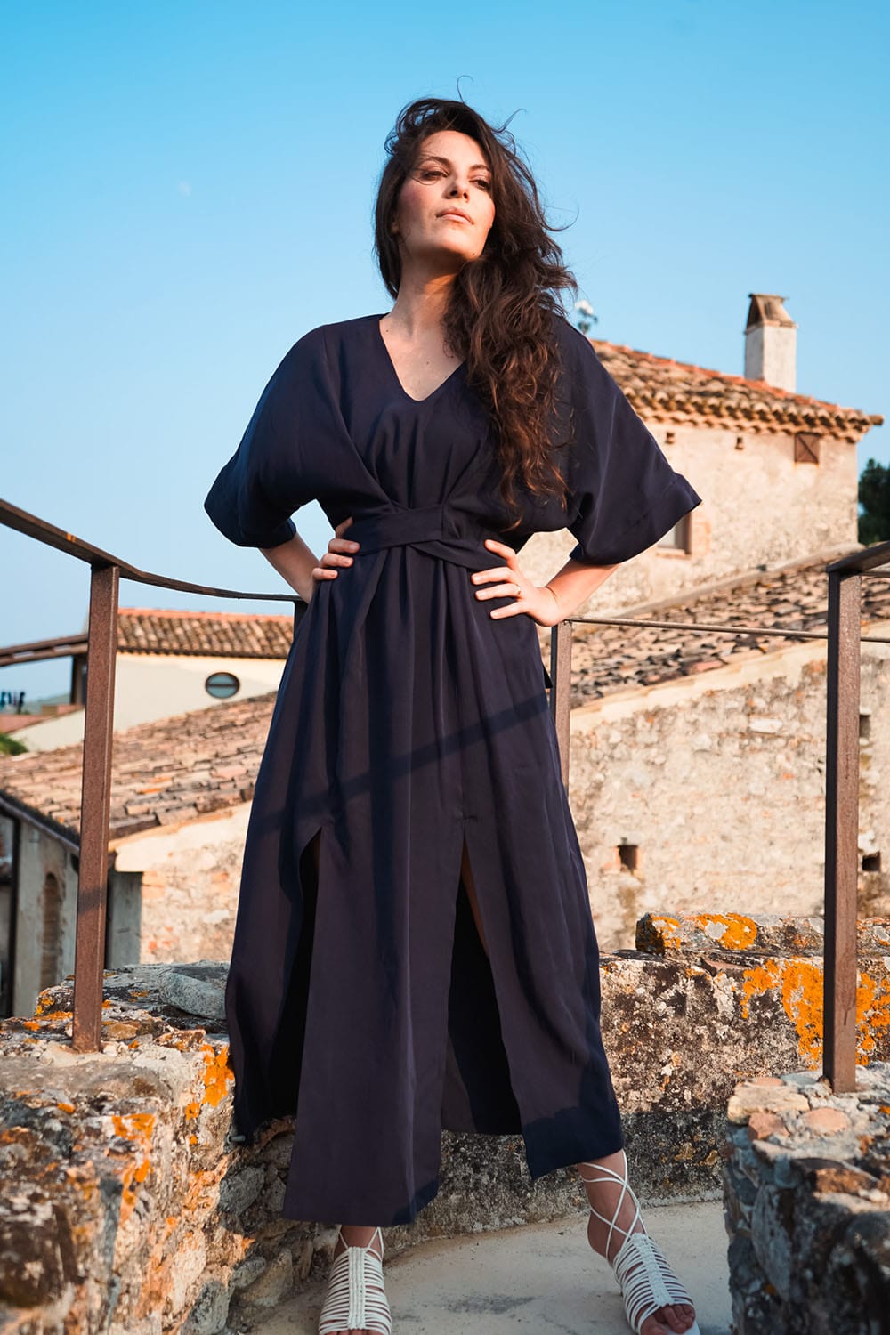 Abito tencel Kimiko indossato da Flavia Amato malia lab atelier artigianale moda abbigliamento sostenibile tessuto delicato e scivolato vestiti sartoriali sostenibili donna