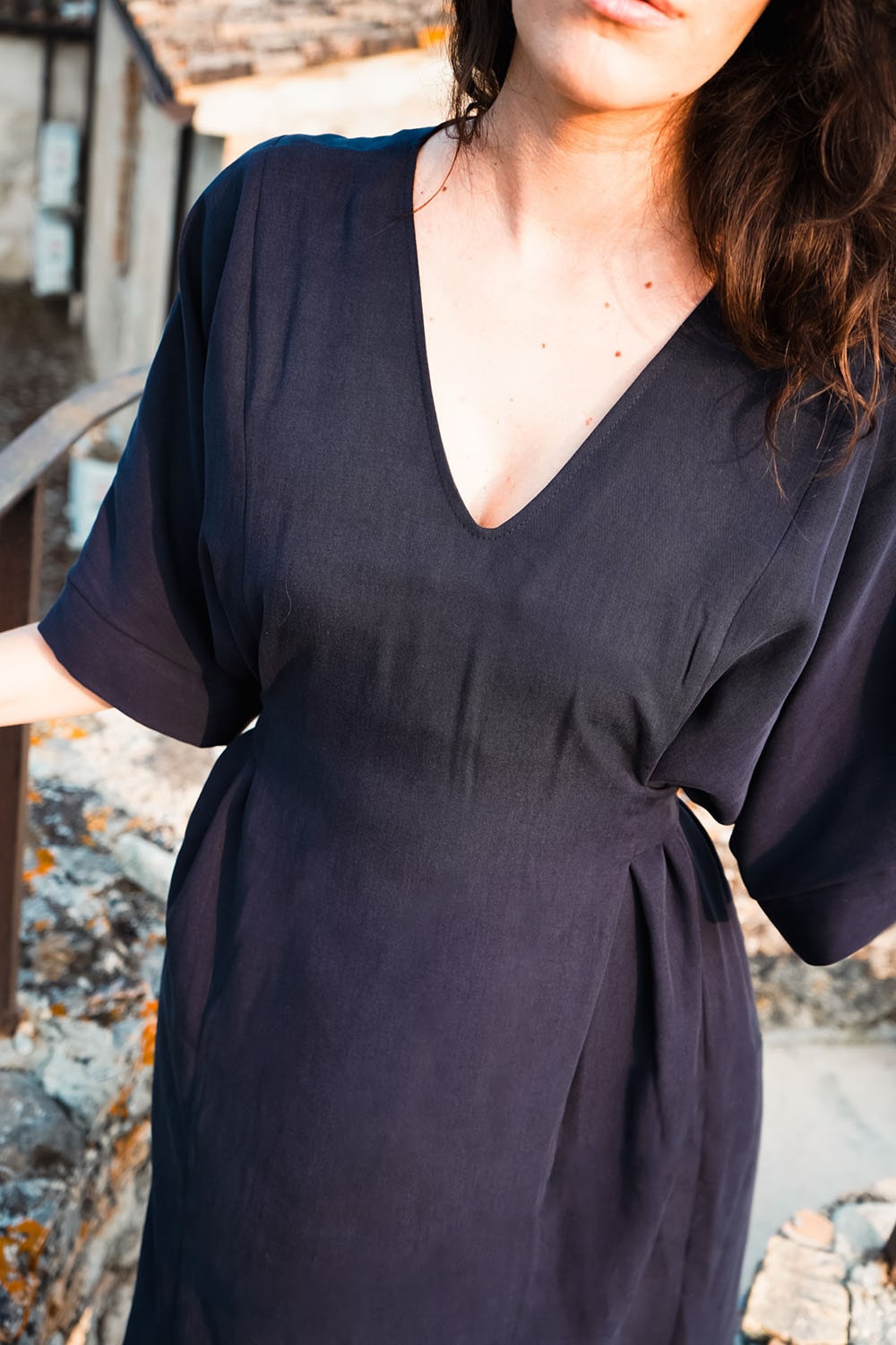  Abito tencel Kimiko indossato da Flavia Amato malia lab atelier artigianale moda abbigliamento sostenibile tessuto delicato e scivolato vestiti sartoriali sostenibili donna dettaglio scollatura