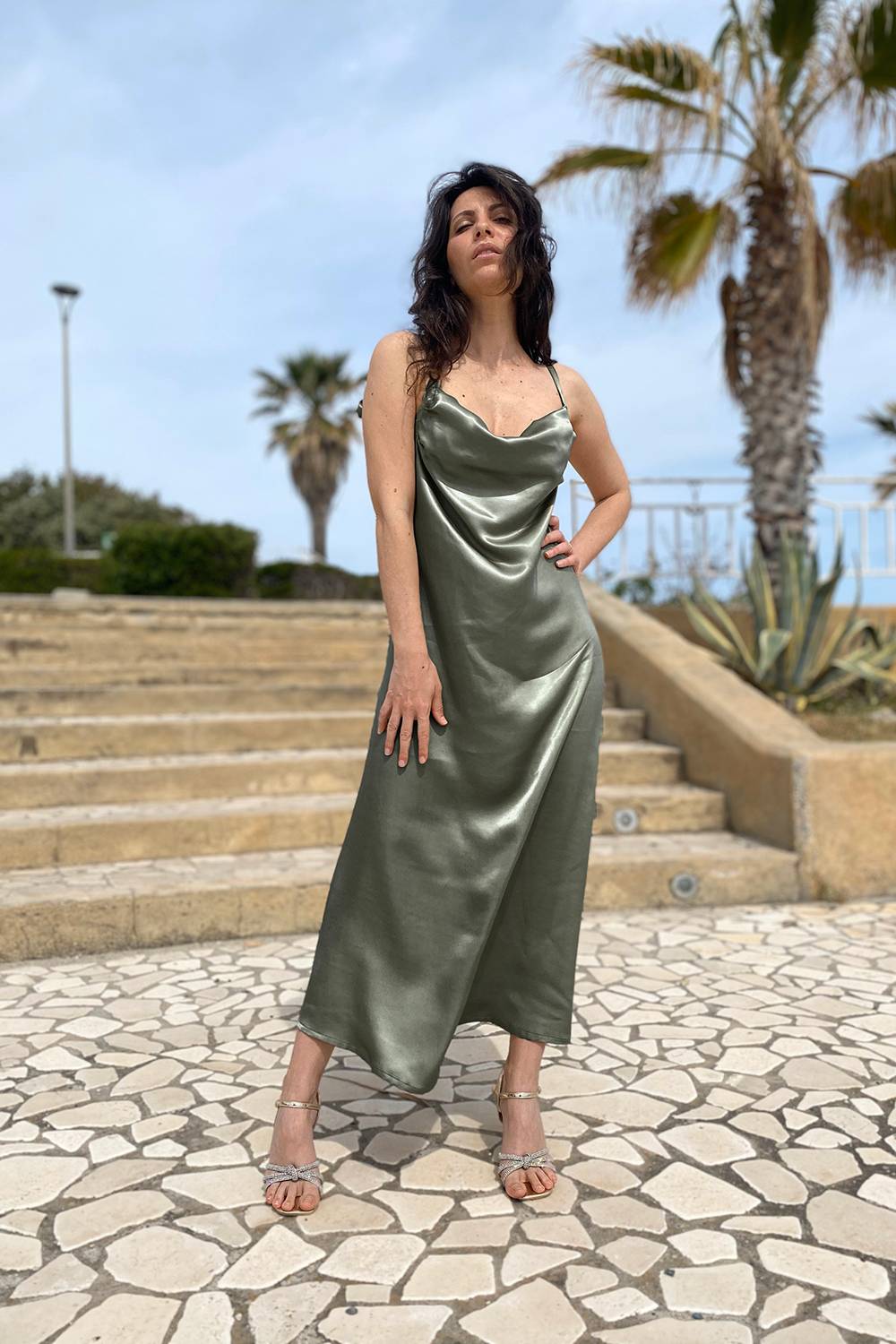 Slipdress in cupro lyocell trasformabile reversibile abbigliamento sostenibile vestiti ecosostenibili donna brand malia lab moda etica sartoriale con cinta variante verde bosco