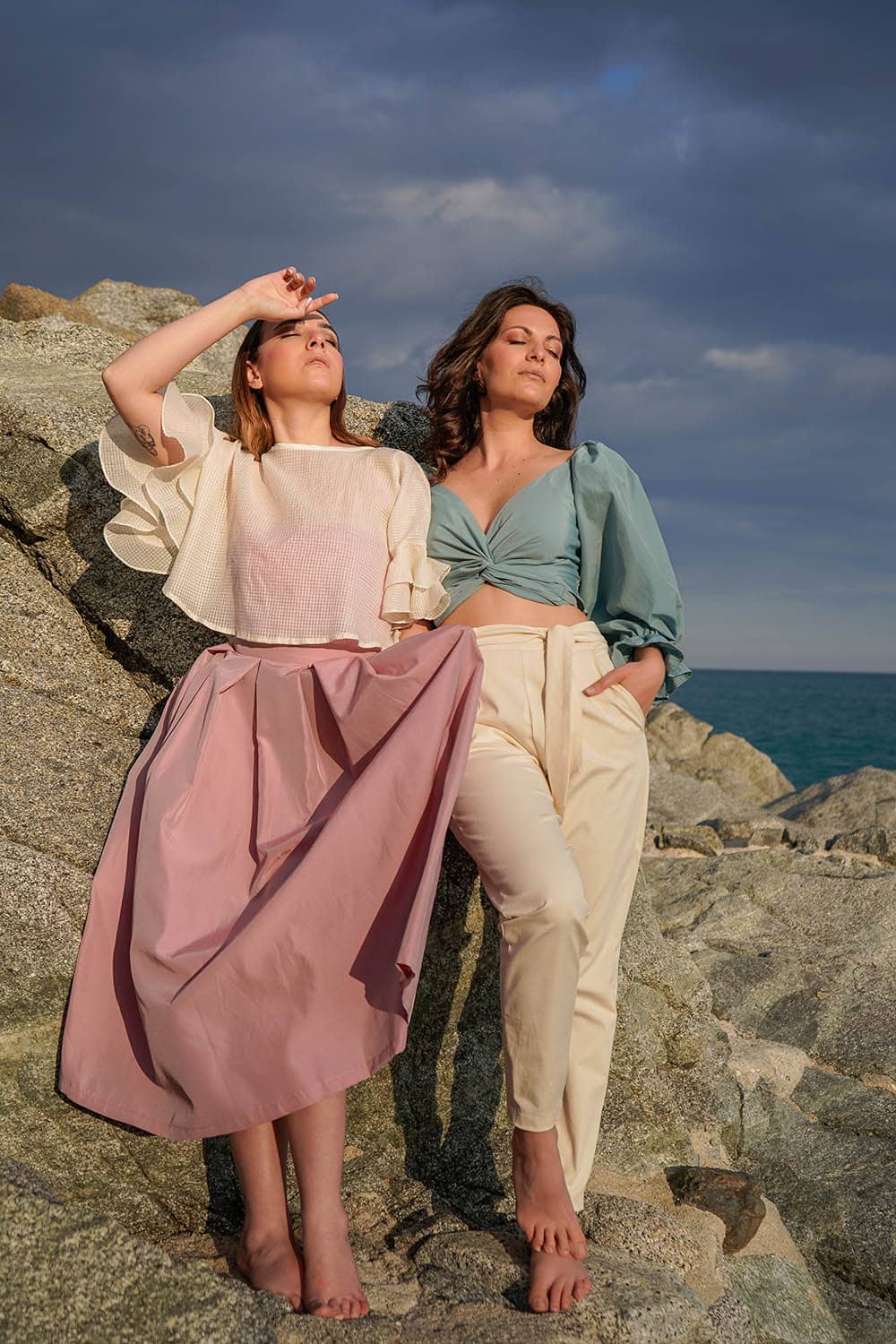 Flavia Amato indossa Pantalone Alessia cotone biologico brand malia lab moda sostenibile artigianale abbigliamento biologico sostenibile pantaloni sartoriali su misura pantaloni ecosostenibili donna
