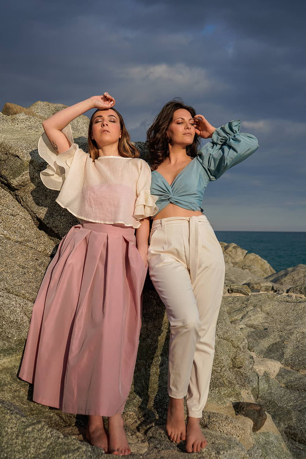 Flavia Amato indossa Blusa Ivi incrociata maniche palloncino malia lab atelier moda artigianale sostenibile abbigliamento ecosostenibile donna camicia su misura realizzata artigianalmente sartoriale cupro e cotone biologico