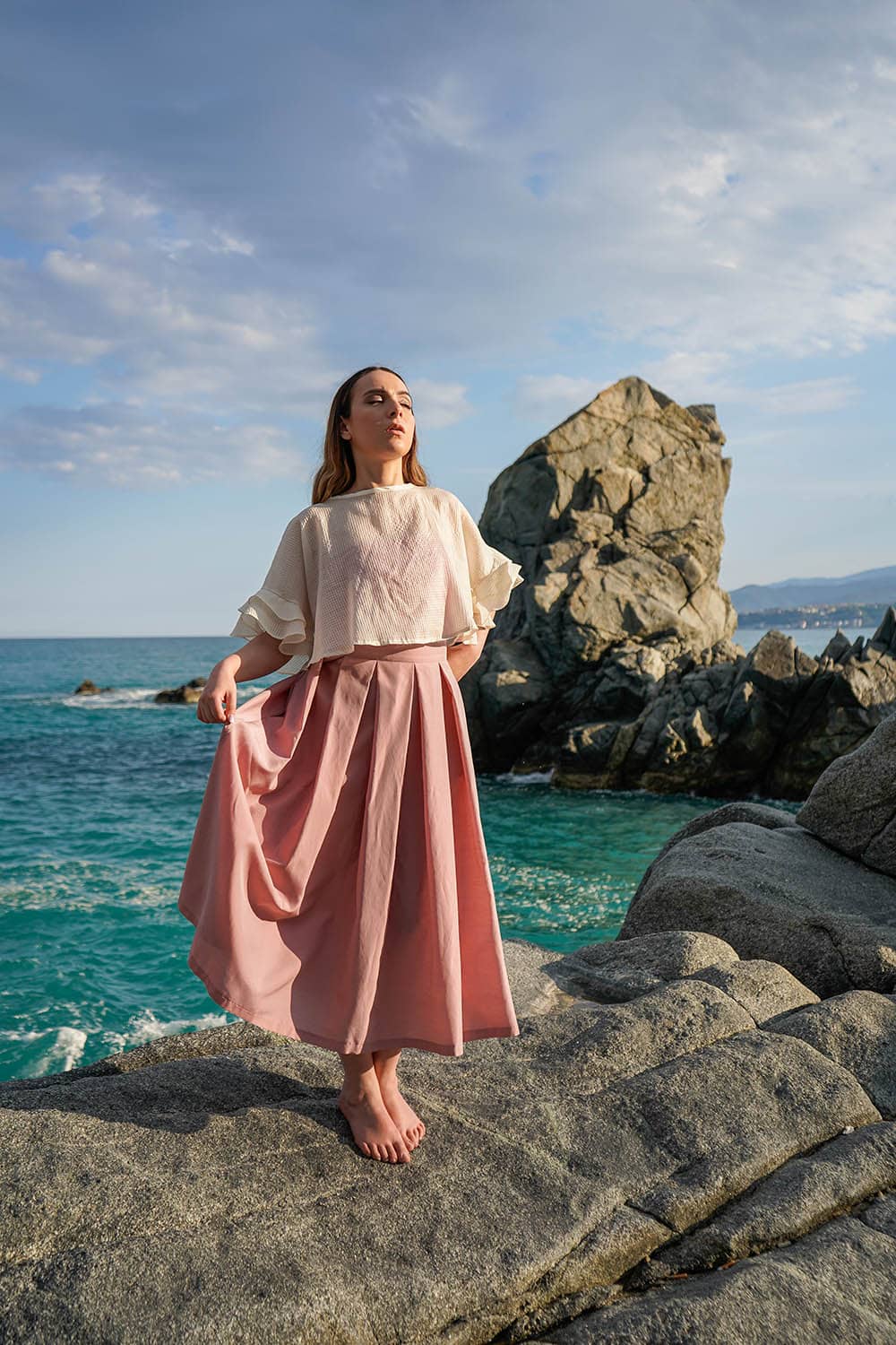 Gonna in cotone biologico e cupro modello a tulipano Ester malia lab atelier moda artigianale etica indossata abbigliamento sostenibile donna realizzata su misura