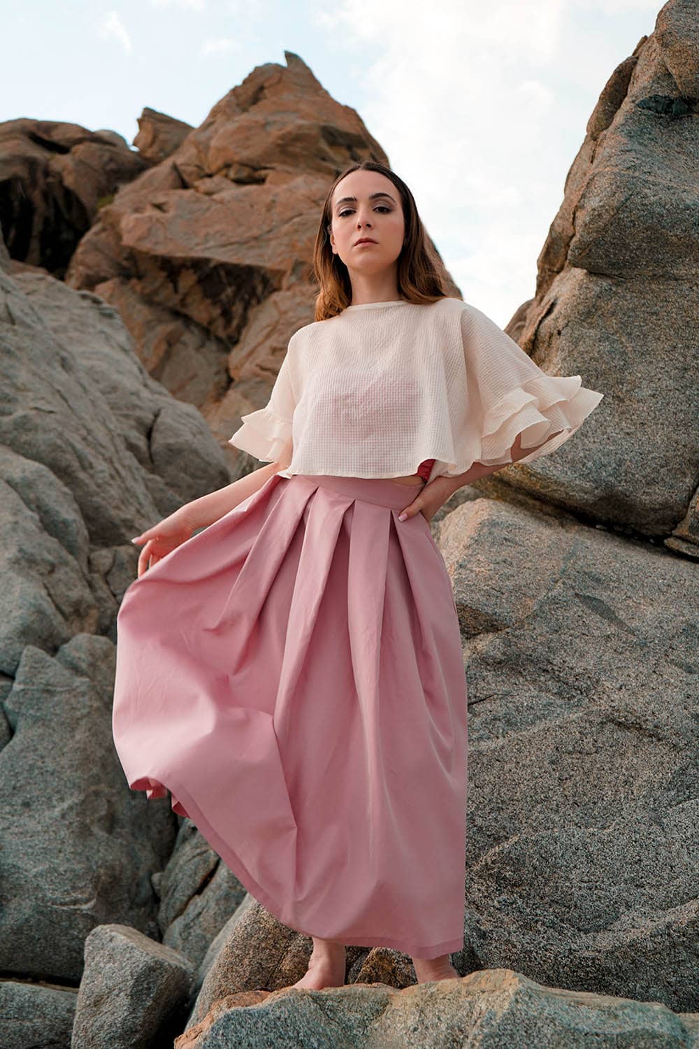 Noemi Spinetti indossa Gonna in cupro e cotone biologico Ester malia lab atelier moda artigianale etica modello a tulipano abbigliamento sostenibile donna realizzata su misura