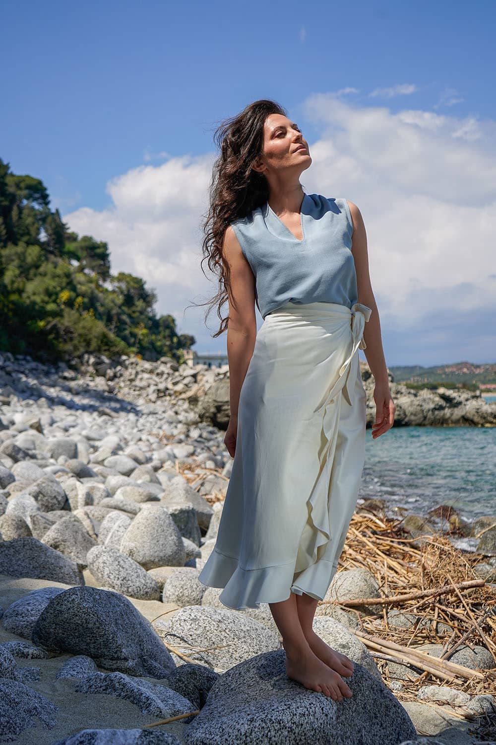 Flavia Amato indossa gonna Anna in bamboo modello a portafoglio incrociato malia lab moda etica abbigliamento sostenibile gonna sartoriale fibre naturali realizzata su misura