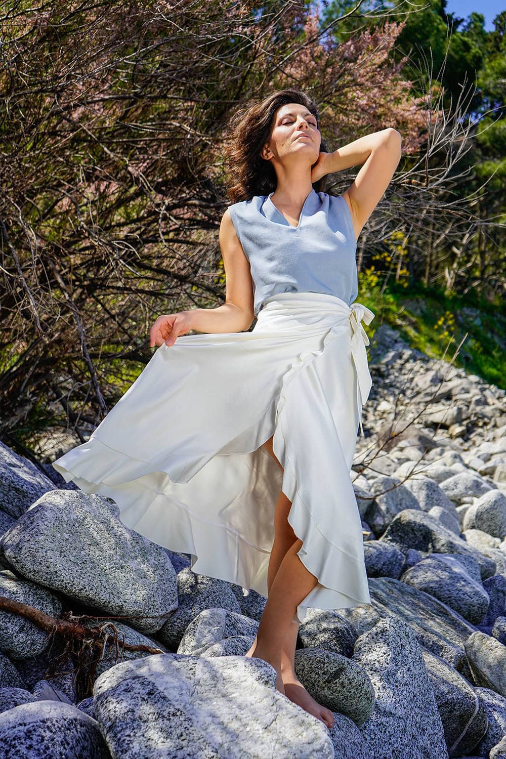 Flavia Amato indossa gonna Anna in bamboo modello a portafoglio incrociato malia lab moda etica abbigliamento sostenibile gonna sartoriale fibre naturali dettaglio lunghezza