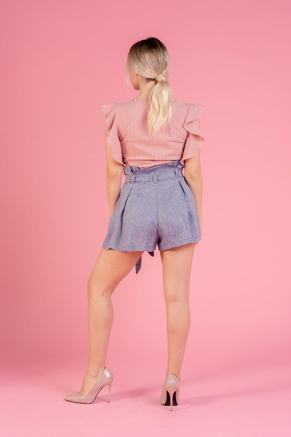 Shorts in lino e canapa biologica pantaloncino Eliana comodo abbigliamento sostenibili pantaloni sostenibili artigianale sartoriale realizzato su misura Malia Lab colore jeans dettaglio posteriore