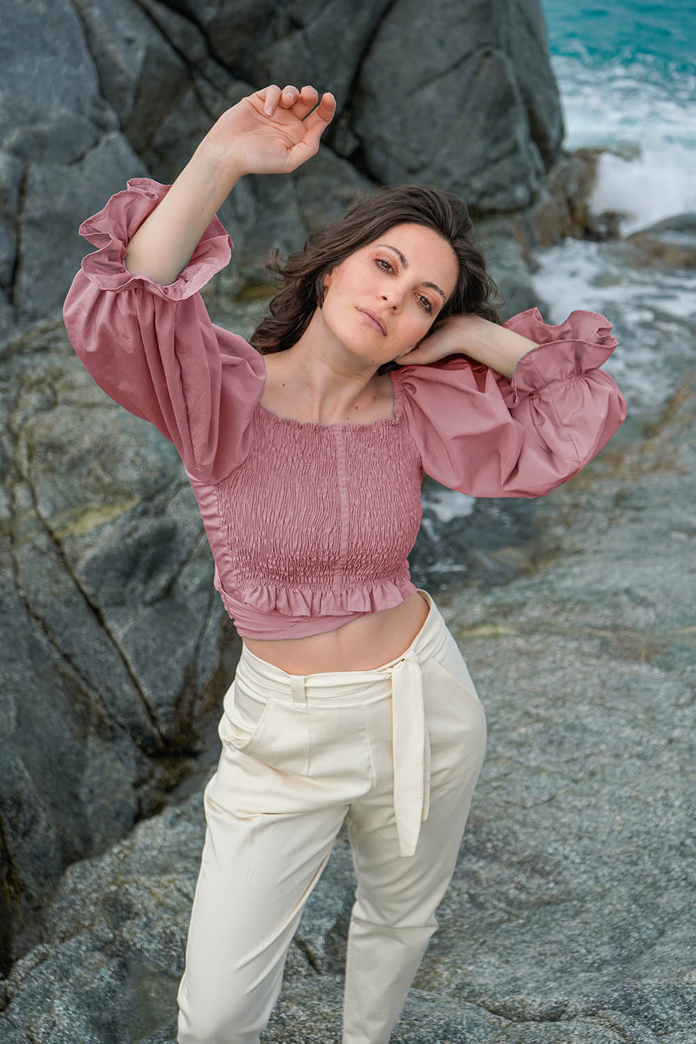 Camicia Ivi incrociata maniche palloncino malia lab atelier moda artigianale sostenibile abbigliamento ecosostenibile donna camicia su misura realizzata artigianalmente sartoriale cupro e cotone biologico colore rosa cipria