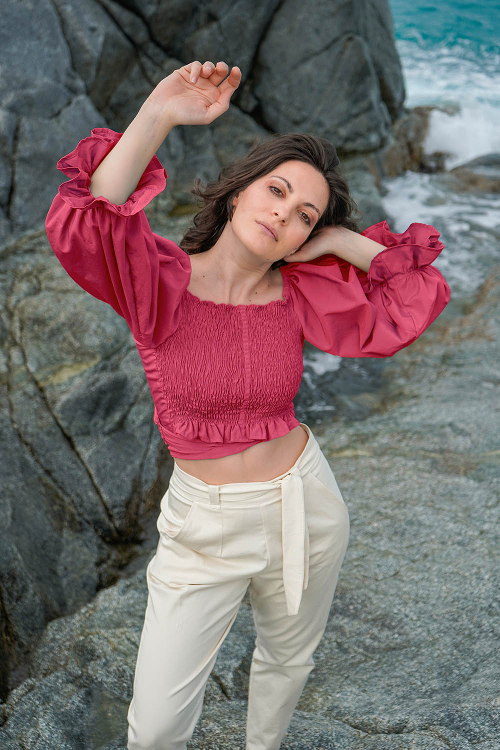 Camicia Ivi incrociata maniche palloncino malia lab atelier moda artigianale sostenibile abbigliamento ecosostenibile donna camicia su misura realizzata artigianalmente sartoriale cupro e cotone biologico colore fragola