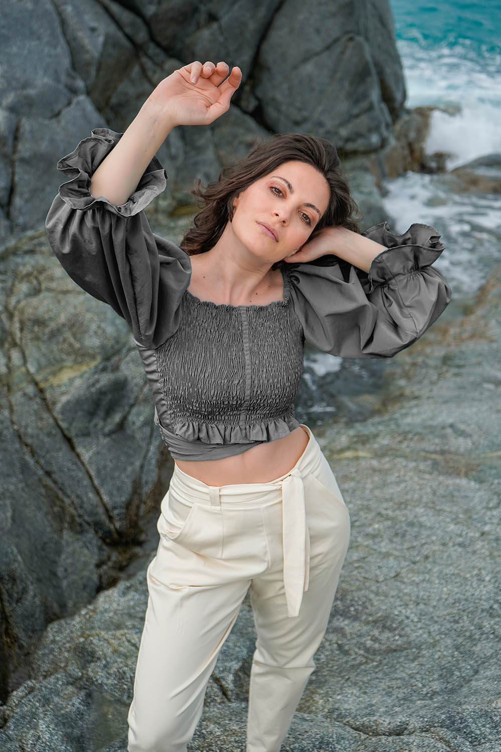Camicia Ivi incrociata maniche palloncino malia lab atelier moda artigianale sostenibile abbigliamento ecosostenibile donna camicia su misura realizzata artigianalmente sartoriale cupro e cotone biologico colore antracite