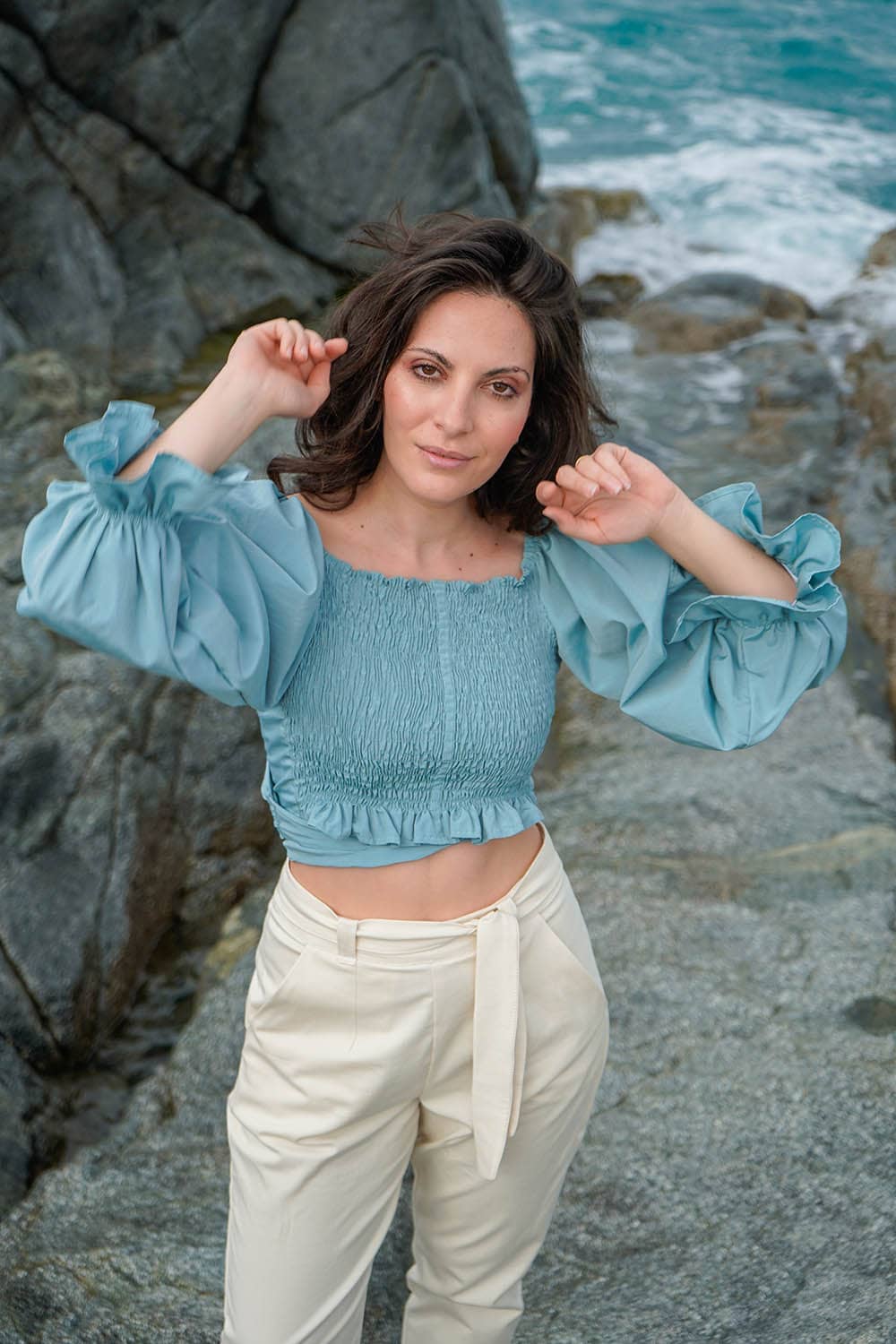 Flavia Amato indossa Camicia Ivi incrociata maniche palloncino malia lab atelier moda artigianale sostenibile abbigliamento ecosostenibile donna camicia su misura realizzata artigianalmente sartoriale cupro e cotone biologico