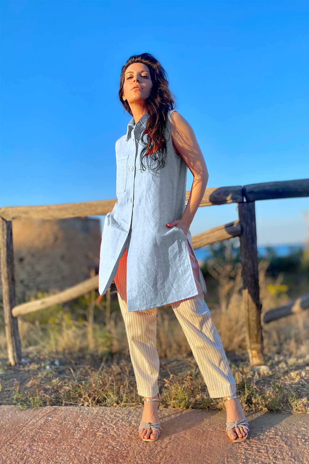 Camicia Sabina lino biologico cotone modello estivo brand malia lab abbigliamento donna sostenibile etico celeste