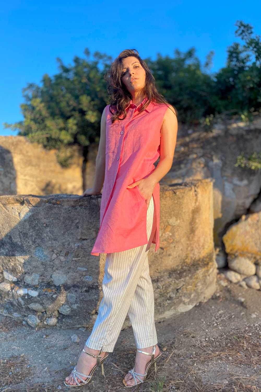 Camicia Sabina lino biologico cotone modello estivo brand malia lab abbigliamento donna sostenibile etico laterale