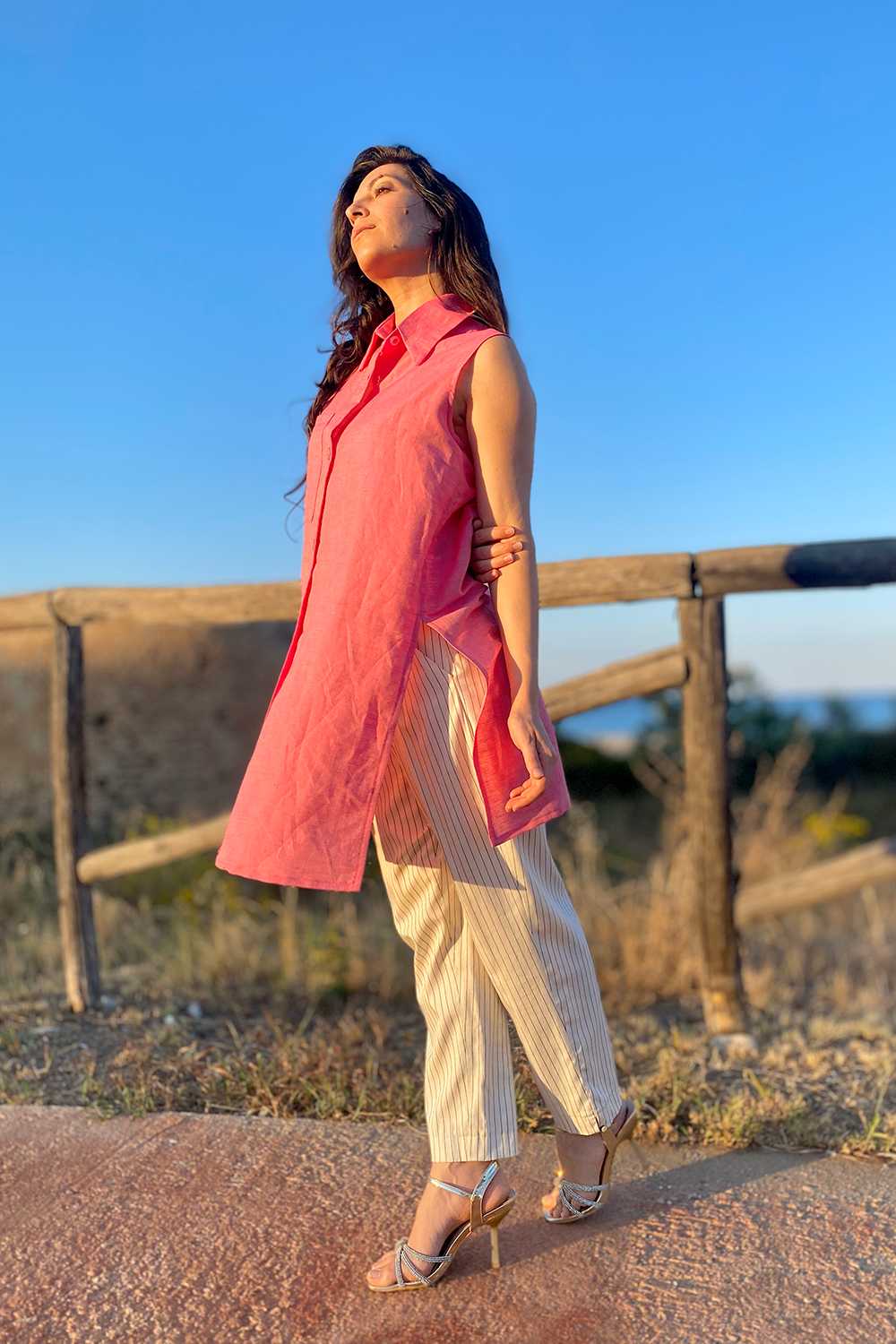 Camicia Sabina lino biologico cotone modello estivo brand malia lab abbigliamento donna sostenibile etico vista laterale