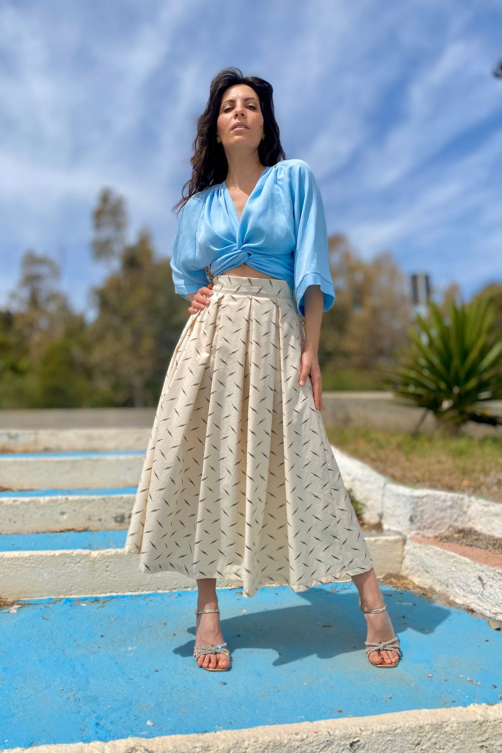 Camicia incrociata in tencel Gonna in cotone biologico abbigliamento sostenibile vestiti ecosostenibili donna brand malia lab vista frontale
