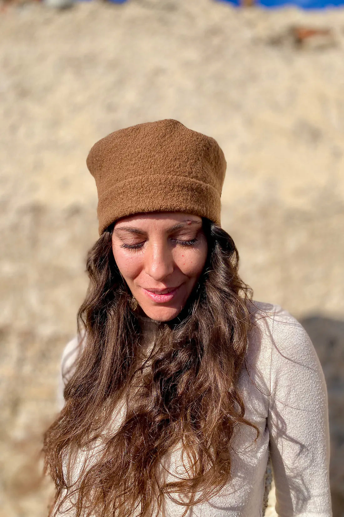 Cappello Bonnie calda lana cotta vergine accessori artigianali sostenibili sartoriale malia lab colore biscotto
