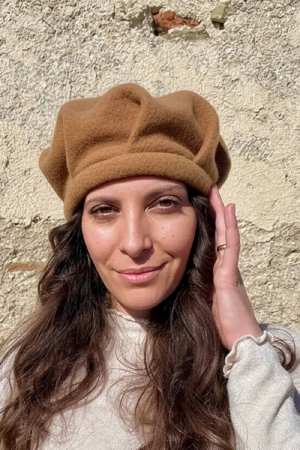 Cappello Edith lana cotta vergine accessori artigianali sostenibili malia lab vista frontale biscotto
