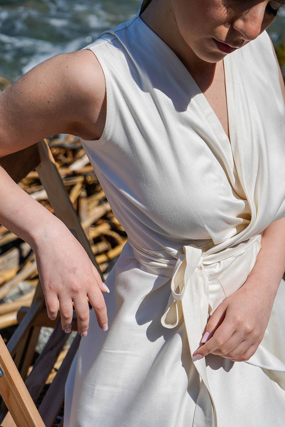 Noemi Spinetti indossa Abito Laura bamboo incrociato malia lab atelier moda artigianale etica abbigliamento sostenibile vestito in bamboo abito sartoriale fibre naturali dettaglio ravvicinato